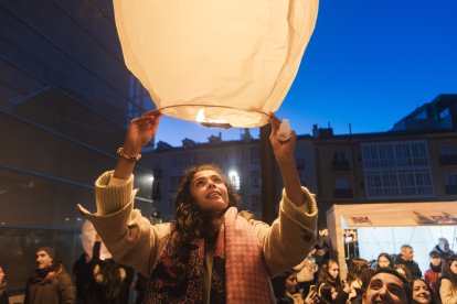 Las luces de los farolillos iluminan a los burgaleses.