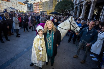 El Obispillo fue recibido por la alcaldesa Cristina Ayala.