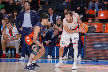 Imagen del partido entre el Silbö San Pablo Burgos y el Grupo Ureta Tizona Burgos.