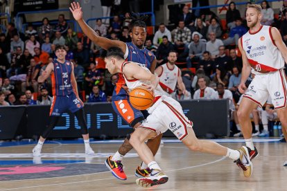 Imagen del partido entre el Silbö San Pablo Burgos y el Grupo Ureta Tizona Burgos.