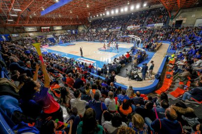 Imagen del partido entre el Silbö San Pablo Burgos y el Grupo Ureta Tizona Burgos.