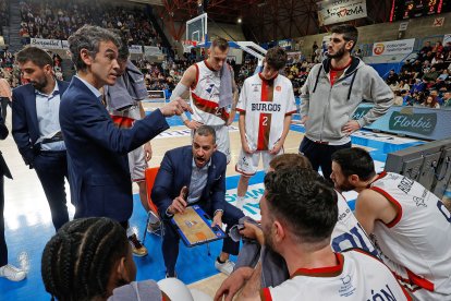 Imagen del partido entre el Silbö San Pablo Burgos y el Grupo Ureta Tizona Burgos.