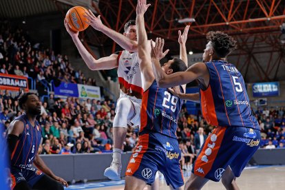 Imagen del partido entre el Silbö San Pablo Burgos y el Grupo Ureta Tizona Burgos.