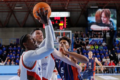 Imagen del partido entre el Silbö San Pablo Burgos y el Grupo Ureta Tizona Burgos.