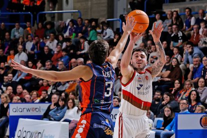 Imagen del partido entre el Silbö San Pablo Burgos y el Grupo Ureta Tizona Burgos.
