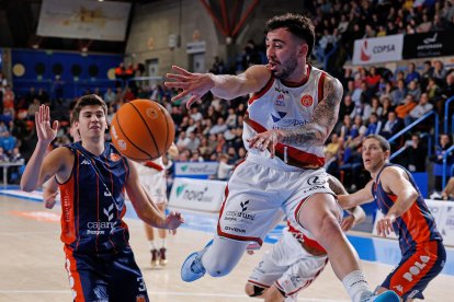 Imagen del partido entre el Silbö San Pablo Burgos y el Grupo Ureta Tizona Burgos.