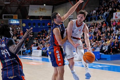Imagen del partido entre el Silbö San Pablo Burgos y el Grupo Ureta Tizona Burgos.