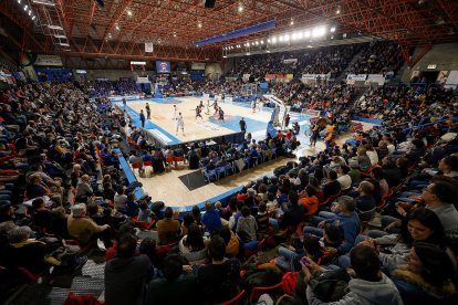 Imagen del partido entre el Silbö San Pablo Burgos y el Grupo Ureta Tizona Burgos.