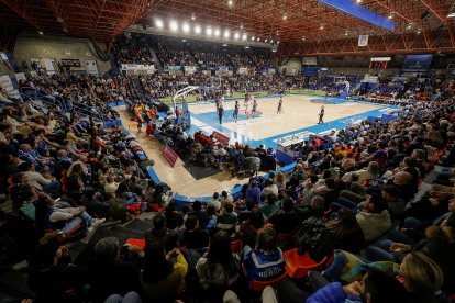 Imagen del partido entre el Silbö San Pablo Burgos y el Grupo Ureta Tizona Burgos.