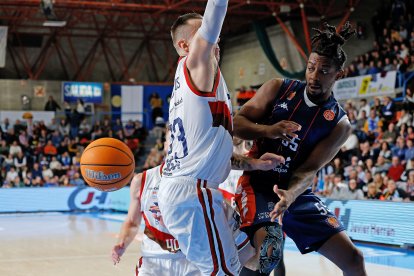 Imagen del partido entre el Silbö San Pablo Burgos y el Grupo Ureta Tizona Burgos.