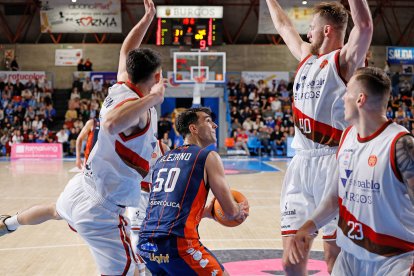 Imagen del partido entre el Silbö San Pablo Burgos y el Grupo Ureta Tizona Burgos.