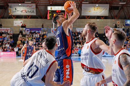 Imagen del partido entre el Silbö San Pablo Burgos y el Grupo Ureta Tizona Burgos.
