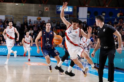 Imagen del partido entre el Silbö San Pablo Burgos y el Grupo Ureta Tizona Burgos.