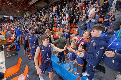 Imagen del partido entre el Silbö San Pablo Burgos y el Grupo Ureta Tizona Burgos.