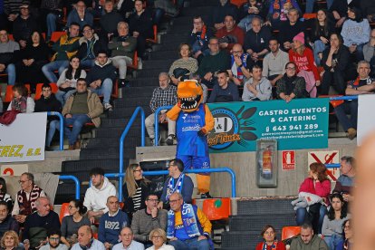 Imagen del partido entre el Silbö San Pablo Burgos y el Grupo Ureta Tizona Burgos.