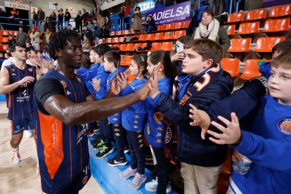 Imagen del partido entre el Silbö San Pablo Burgos y el Grupo Ureta Tizona Burgos.