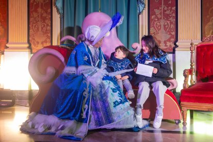 Los emisarios reales reciben a los niños.