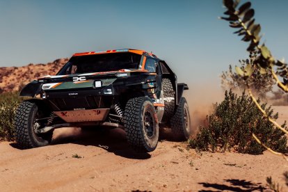 El Dacia con el dorsal 212, conducido por la piloto burgalesa, durante la primera etapa.