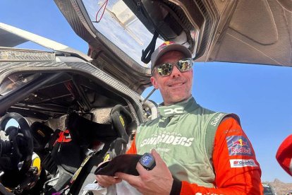 Sebastian Loeb, con una sonrisa de picardía tras su jugada estratégica en la primera etapa de este Dakar 2025.