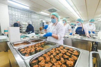 Las cocineras del HUBU trabajando el Día de Reyes a las órdenes de Ricardo Temiño.