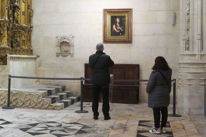 Dos visitantes de la Catedral observan la valiosa obra pictórica.
