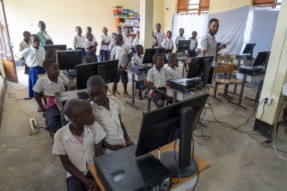 La oenegé burgalesa Proyecto Rubare desarrolla en el entorno del Lago Kivu varios proyectos, en la imagen la escuela de informática en Idjwi