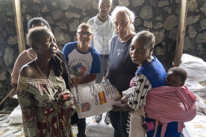 La oenegé burgalesa Proyecto Rubare desarrolla en el entorno del Lago Kivu varios proyectos, en la imagen sacos de 20 kilos de harina de maíz con la ayuda de la Junta de Castilla y León para alimentar a diario a más de 3.000 mujeres y niños en el campo de refugiados de Buhimba en Goma