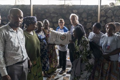 La oenegé burgalesa Proyecto Rubare desarrolla en el entorno del Lago Kivu varios proyectos, en la imagen sacos de 20 kilos de harina de maíz con la ayuda del ayuntamiento de Valladolid para alimentar a diario a más de 3.000 mujeres y niños en el campo de refugiados de Buhimba en Goma