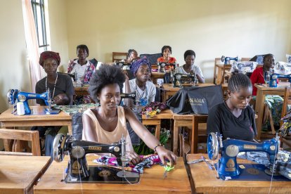 La oenegé burgalesa Proyecto Rubare desarrolla en el entorno del Lago Kivu varios proyectos, en la imagen la escuela de costura para mujeres en Idjwi