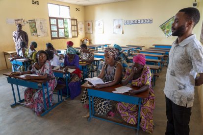 La oenegé burgalesa Proyecto Rubare desarrolla en el entorno del Lago Kivu varios proyectos, en la imagen la escuela de alfabetización para mujeres