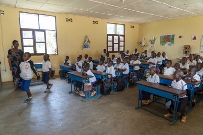 La oenegé burgalesa Proyecto Rubare desarrolla en el entorno del Lago Kivu varios proyectos, en la imagen una de las clases de primaria de la escuela de Idjwi