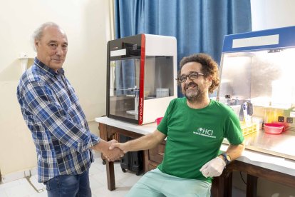 La oenegé burgalesa Proyecto Rubare desarrolla en el entorno del Lago Kivu varios proyectos, en la imagen el presidente de Proyecto Rubare, entrega la máquina de PCR para la ‘viruela del mono’ al veterinario jefe del Centro de Recuperación de Primates de Lwiro, Luis Flores