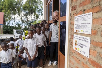 La oenegé burgalesa Proyecto Rubare desarrolla en el entorno del Lago Kivu varios proyectos, en la imagen la inauguración del espacio cultural José Jiménez Lozano en Idjwi