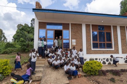 La oenegé burgalesa Proyecto Rubare desarrolla en el entorno del Lago Kivu varios proyectos, en la imagen la inauguración del espacio cultural José Jiménez Lozano en Idjwi