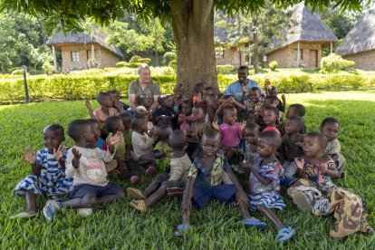 La oenegé burgalesa Proyecto Rubare desarrolla en el entorno del Lago Kivu varios proyectos para alimentar a niños. En la imagen niños huérfanos que reciben una comida diaria en Idjwi