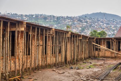 La oenegé burgalesa Proyecto Rubare desarrolla en el entorno del Lago Kivu varios proyectos, en la imagen obras de construcción de una escuela de primaria en Bukavu con la ayuda del ayuntamiento de Burgos