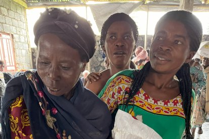 La oenegé burgalesa Proyecto Rubare desarrolla en el entorno del Lago Kivu varios proyectos, en la imagen sacos de 20 kilos de harina de maíz con la ayuda del ayuntamiento de Valladolid para alimentar a diario a más de 3.000 mujeres y niños en el campo de refugiados de Buhimba en Goma