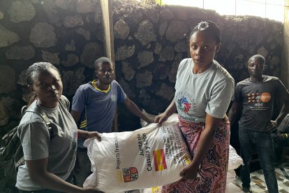 La oenegé burgalesa Proyecto Rubare desarrolla en el entorno del Lago Kivu varios proyectos, en la imagen sacos de 20 kilos de harina de maíz con la ayuda de la Junta de Castilla y León para alimentar a diario a más de 3.000 mujeres y niños en el campo de refugiados de Buhimba en Goma
