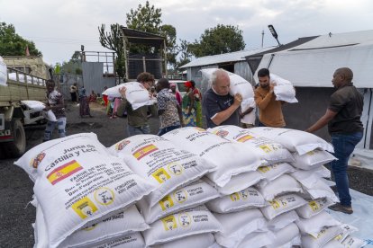 La oenegé burgalesa Proyecto Rubare desarrolla en el entorno del Lago Kivu varios proyectos, en la imagen sacos de 20 kilos de harina de maíz con la ayuda de la Junta de Castilla y León para alimentar a diario a más de 3.000 mujeres y niños en el campo de refugiados de Buhimba en Goma