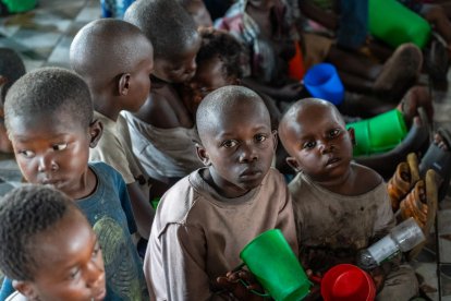 La oenegé burgalesa Proyecto Rubare desarrolla en el entorno del Lago Kivu varios proyectos, en la imagen voluntarios reparten comida a diario a más de 3.000 mujeres y niños en el campo de refugiados de Buhimba en Goma