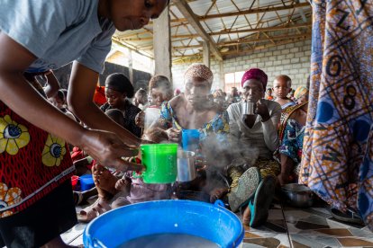 La oenegé burgalesa Proyecto Rubare desarrolla en el entorno del Lago Kivu varios proyectos, en la imagen voluntarios reparten comida a diario a más de 3.000 mujeres y niños en el campo de refugiados de Buhimba en Goma