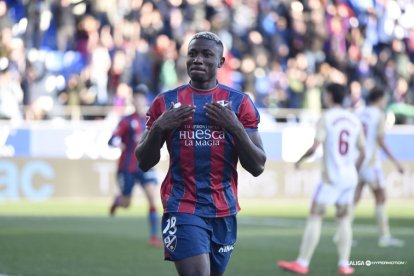 Imagen del partido entre el Huesca y el Mirandés.