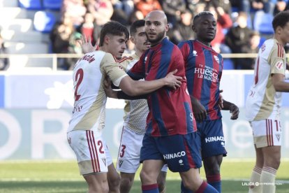 Imagen del partido entre el Huesca y el Mirandés.