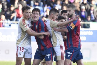 Imagen del partido entre el Huesca y el Mirandés.