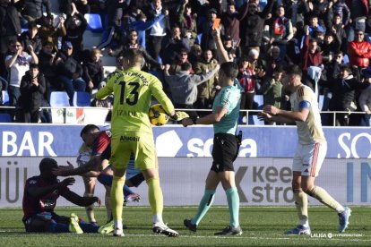 Imagen del partido entre el Huesca y el Mirandés.