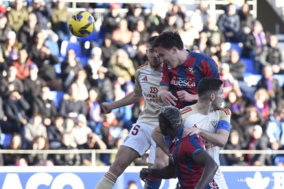 Imagen del partido entre el Huesca y el Mirandés.