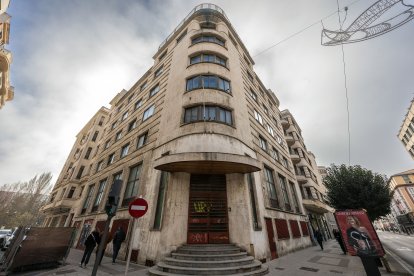 Edificio de la antigua Subdelegación, en la calle Vitoria,12. En este caso pasó a manos privadas, pero sigue cerrado y sin uso.