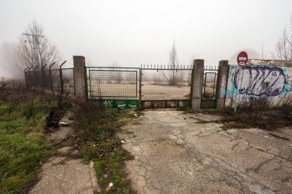 Parcela de La Milanera, que acogió un recinto ferial agrícola y ganadero, entre la niebla.