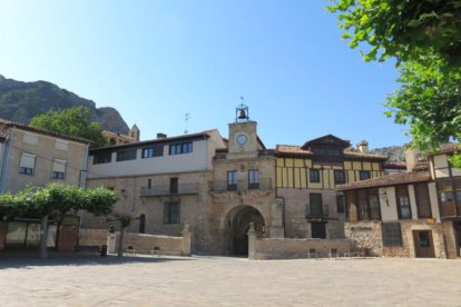 Imagen de la plaza de Poza de la Sal.