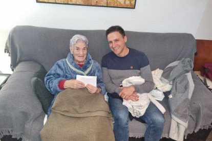 Ángel Narro entrega parte del dinero de los vecinos de Fuentenebro a una valenciana afectada por la Dana